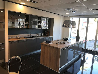 Cuisine grise laquée avec îlot bois